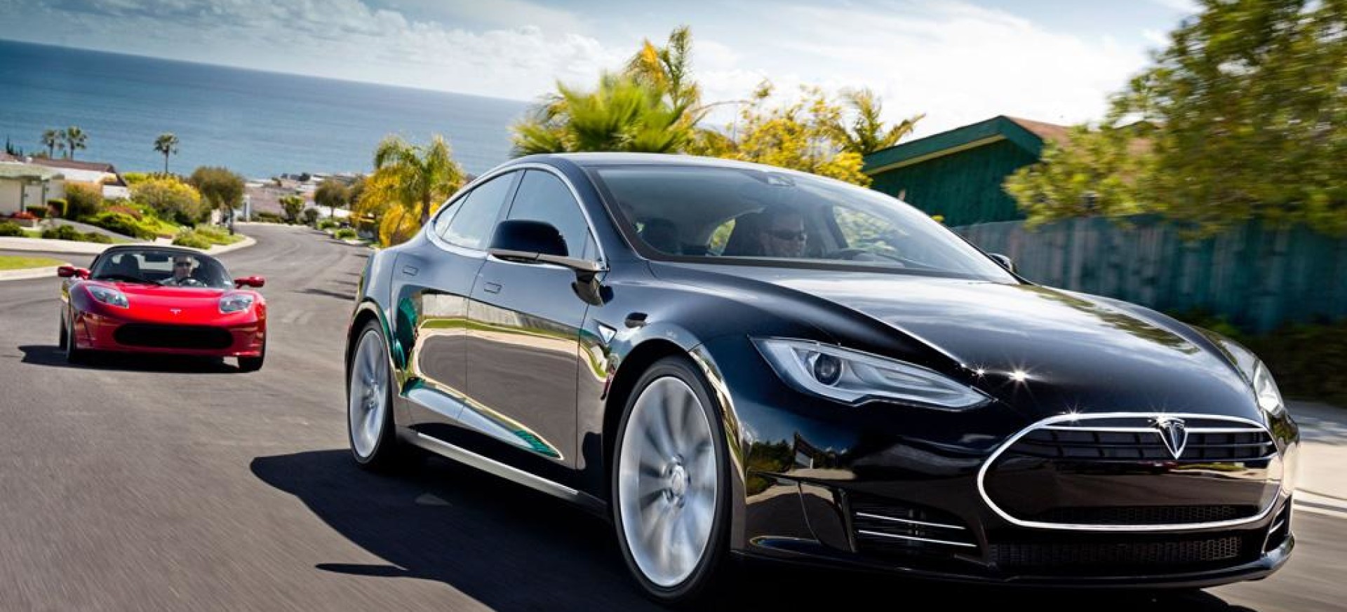 UK får sin första högerstyrda Tesla S