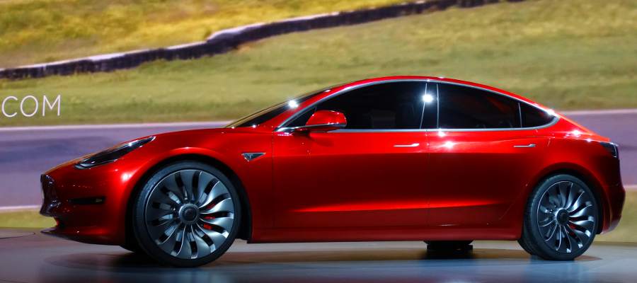 Tesla Model 3 skriver bilhistoria med rekordstor förhandsbokning