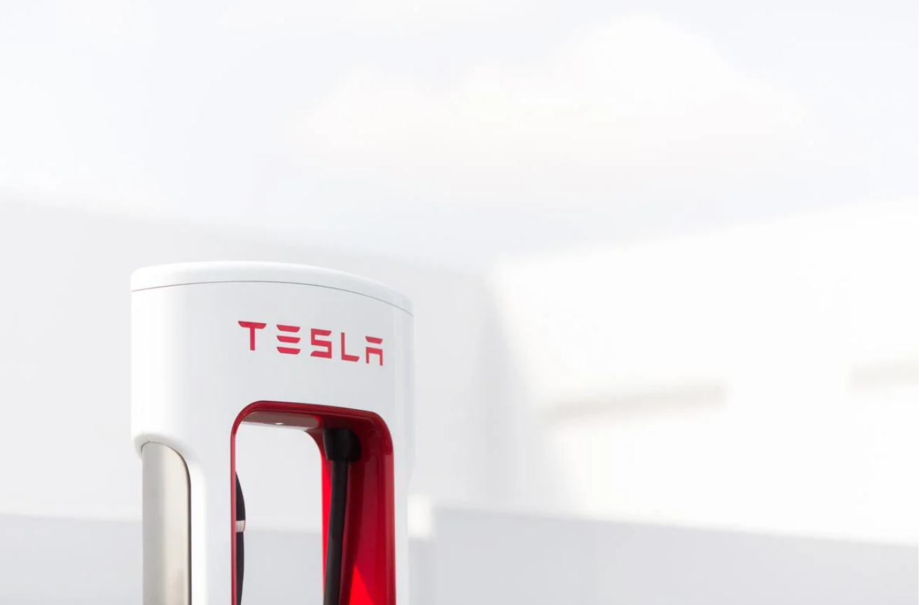 Tesla öppnar 42 Superchargers i Sverige för alla elbilar – film hur du gör
